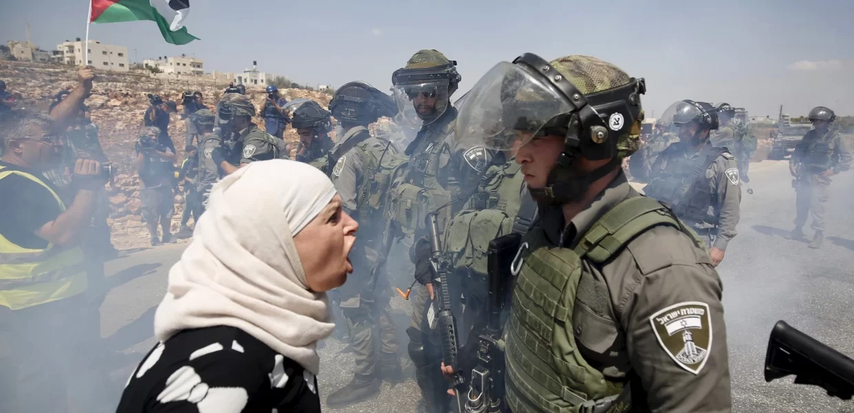 Mulher palestina enfrenta soldado sionista durante protesto, set/2015.