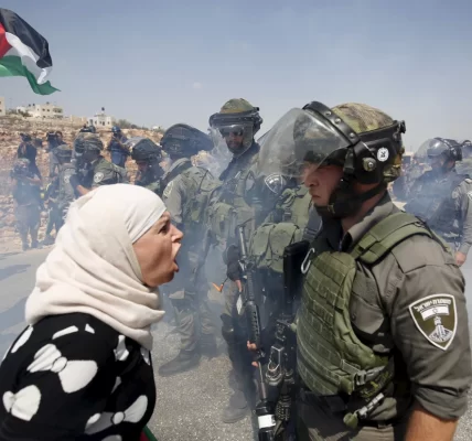 Mulher palestina enfrenta soldado sionista durante protesto, set/2015.